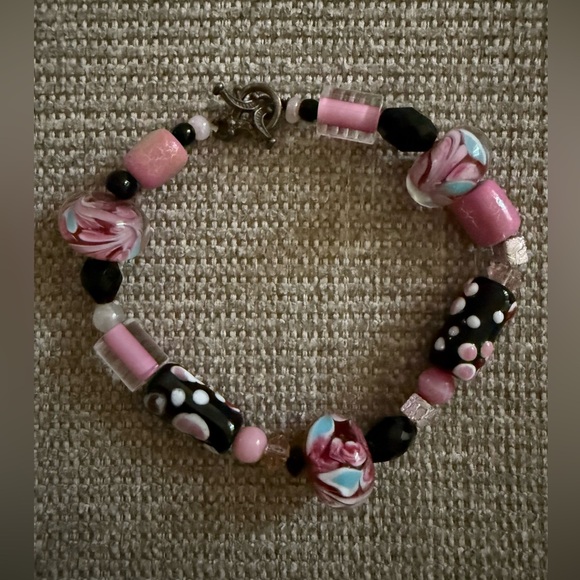 Vintage-Style Pink & Black Wedding Cake Lampwork Bead Bracelet - Picture 3 of 3